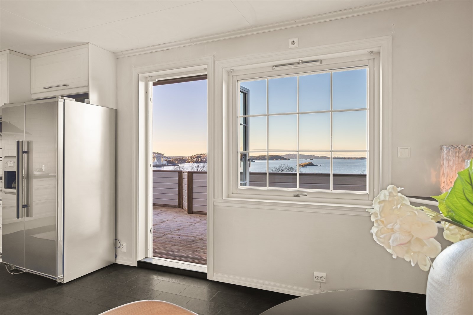 Her er det også utgang til terrasse med nydelig utsikt! Galleribilde