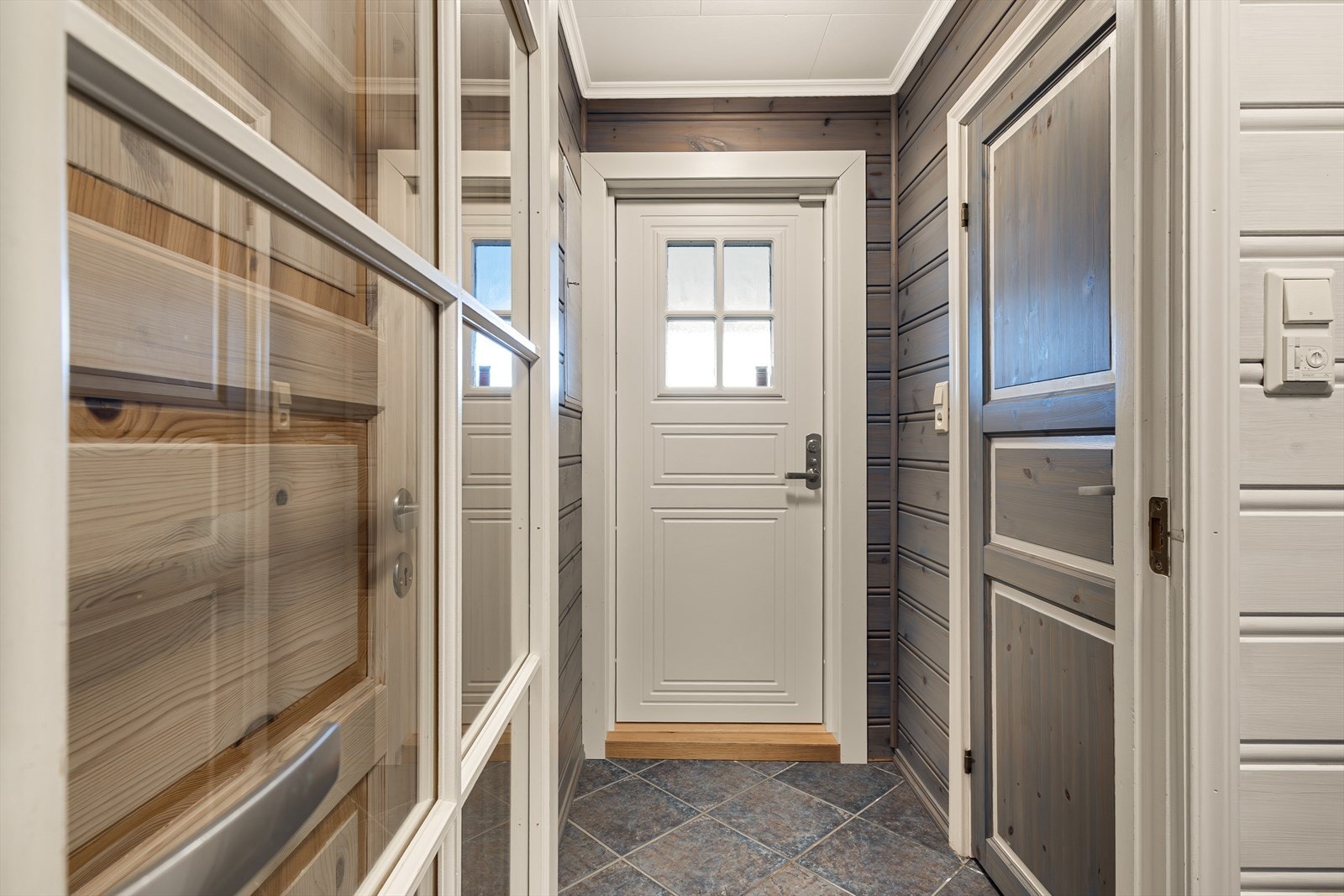 Entré i underetasje. Galleribilde