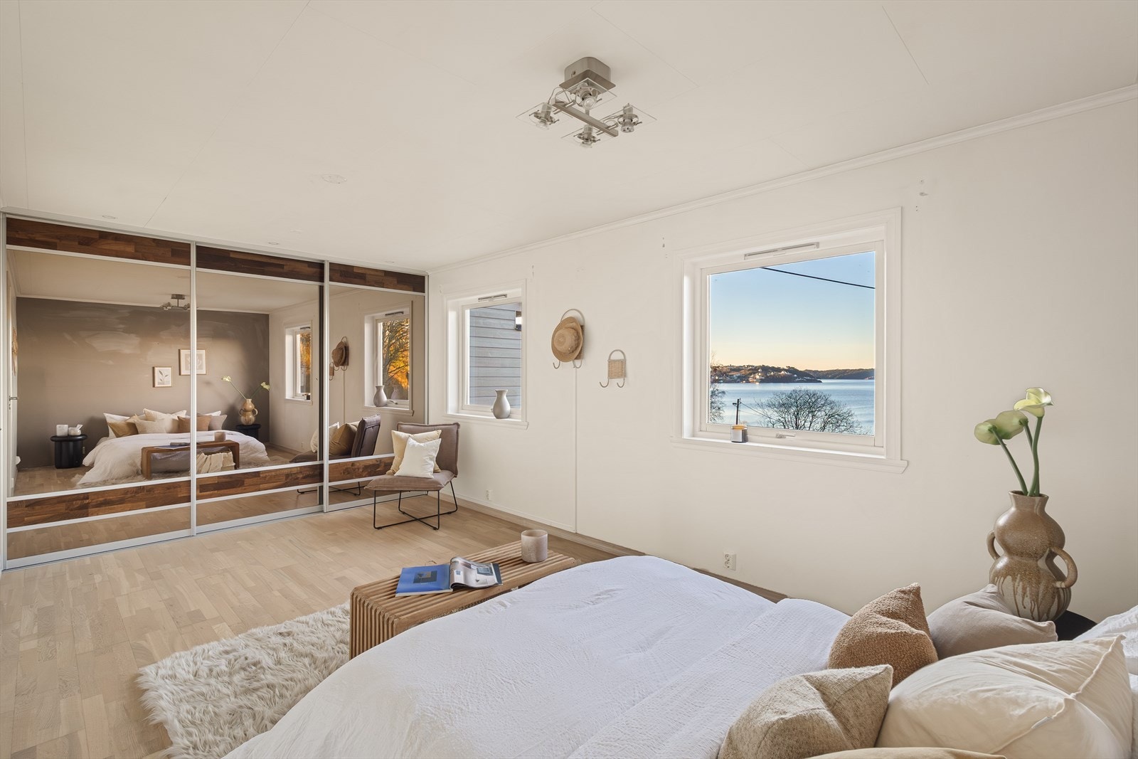 Her er det god plass til oppbevaring i skyvedørsgarderoben. Galleribilde