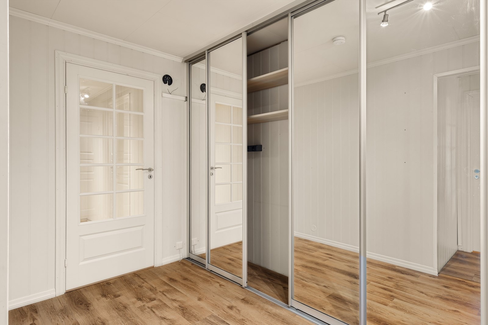 Gangen har god plass til oppbevaring av yttertøy. Galleribilde