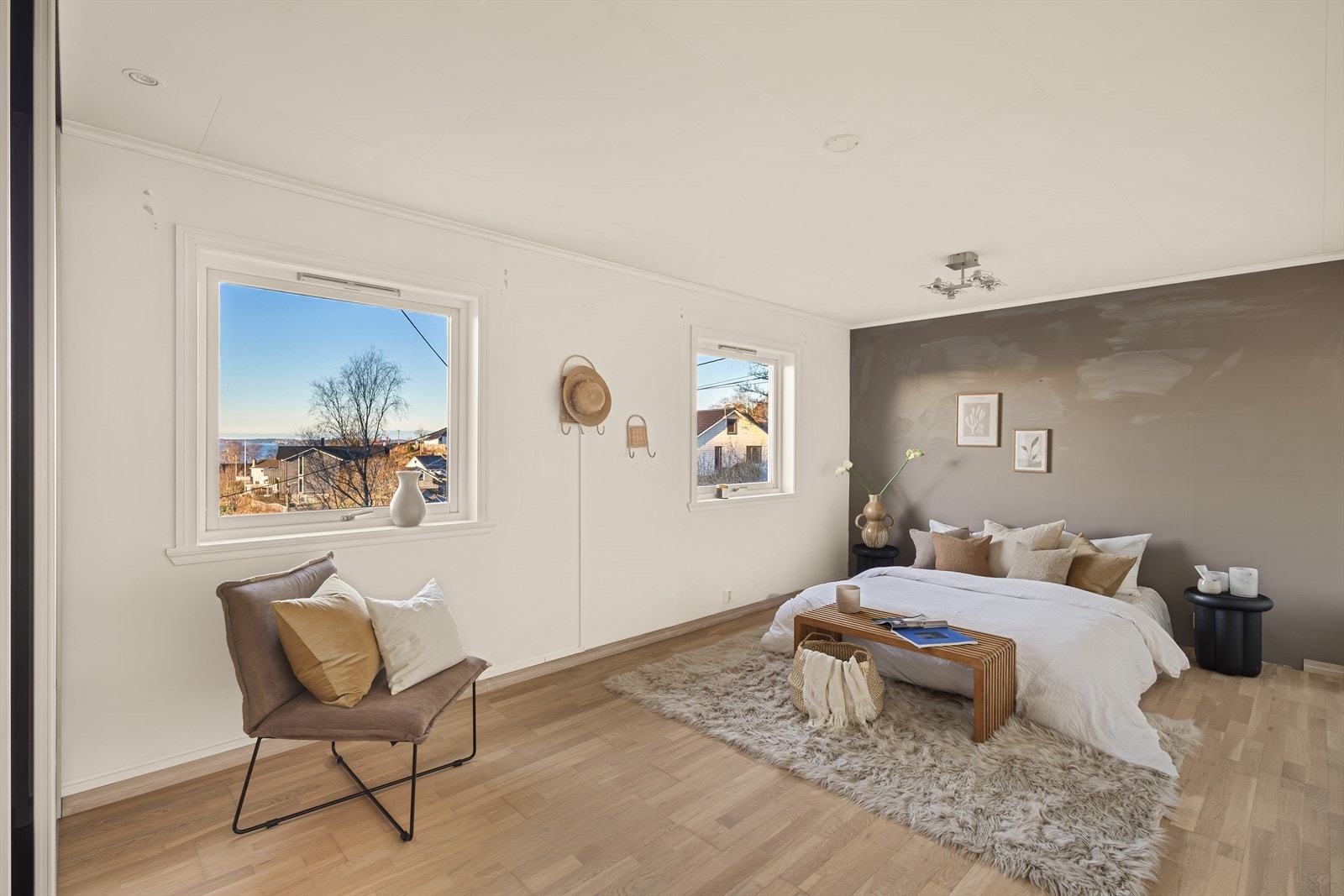 Stort og moderne soverom i hovedetasjen. Galleribilde