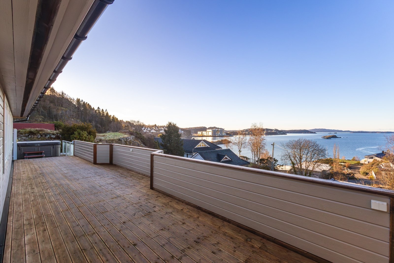 Terrassen strekker seg rundt store deler av boligen og har utgang fra både stue og kjøkkenet. Galleribilde