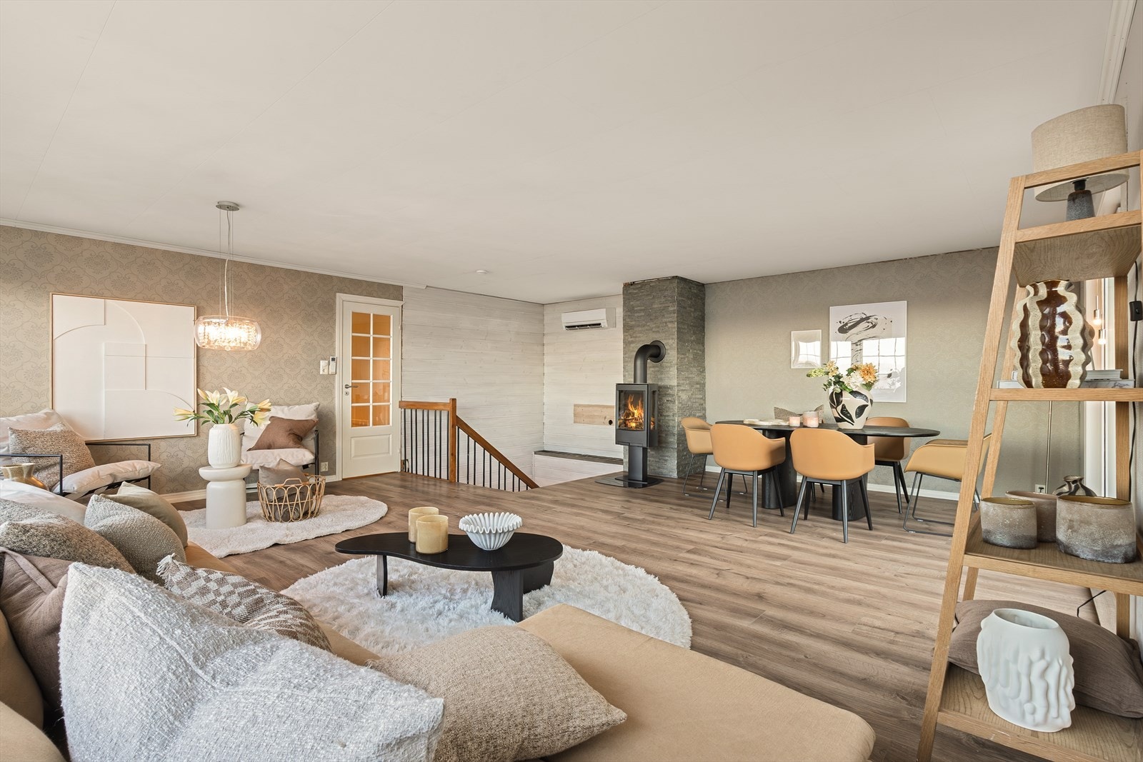 I hovedetasjen er det en stor stue med god plass til sofagruppe og spisegruppe. Galleribilde