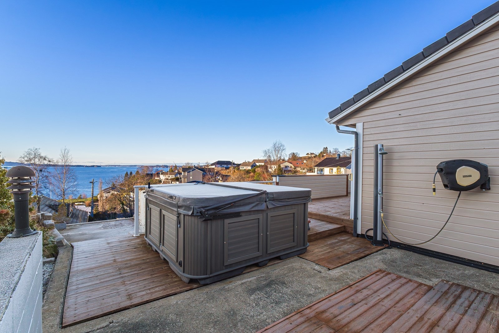 Terrassen ligger sør/vestvendt til og har flotte solforhold. Galleribilde