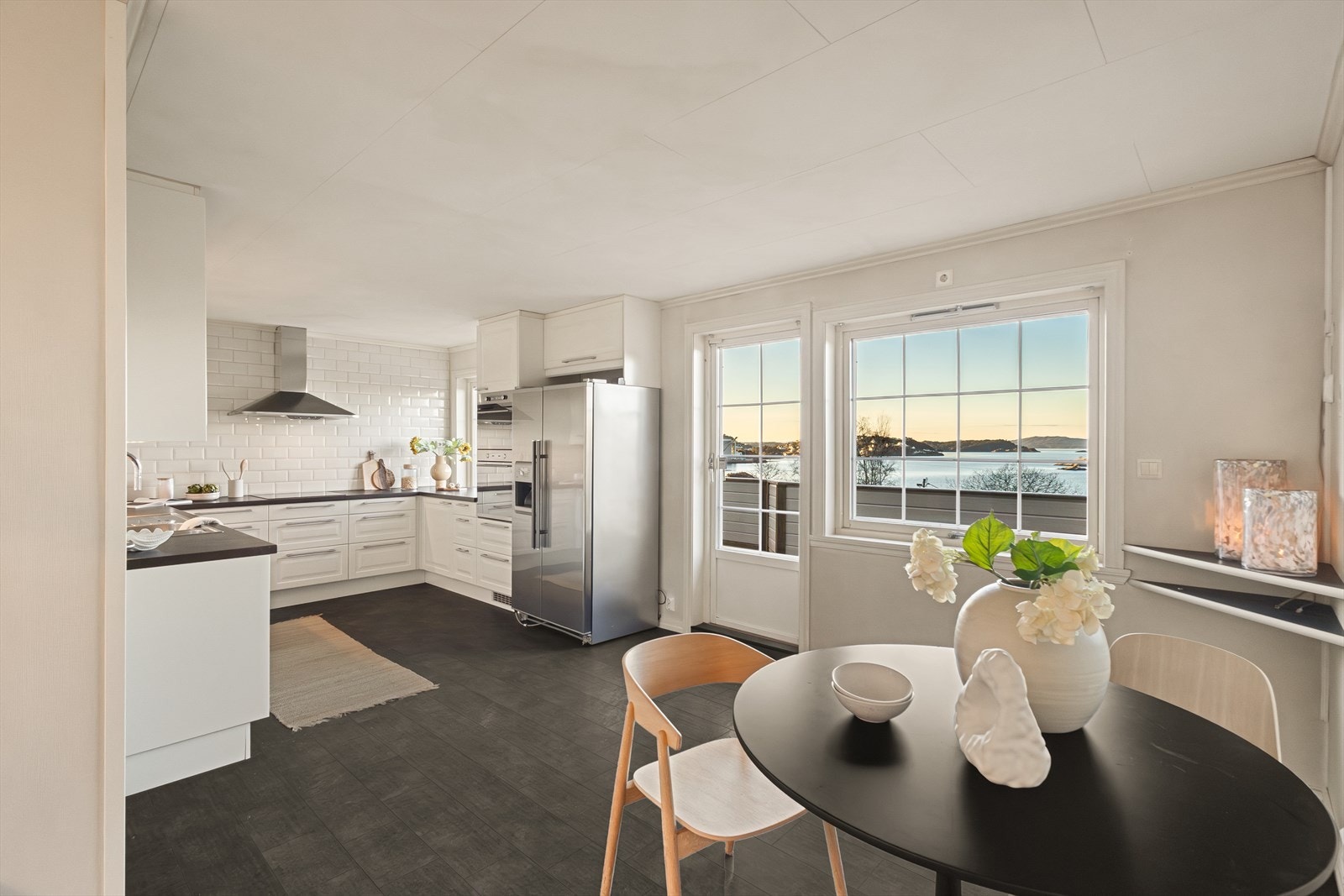 Stort og nydelig kjøkken med profilerte fronter og benkeplate i laminat. Galleribilde