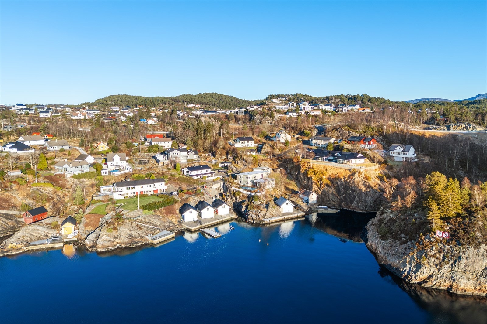 Boligen ligger i et veletablert og attraktivt boligfelt, som for det meste består av eneboliger. Galleribilde