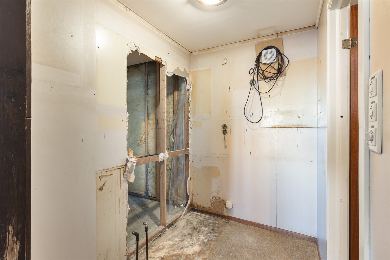 Blir levert slik den står med diverse byggemateriale Galleribilde