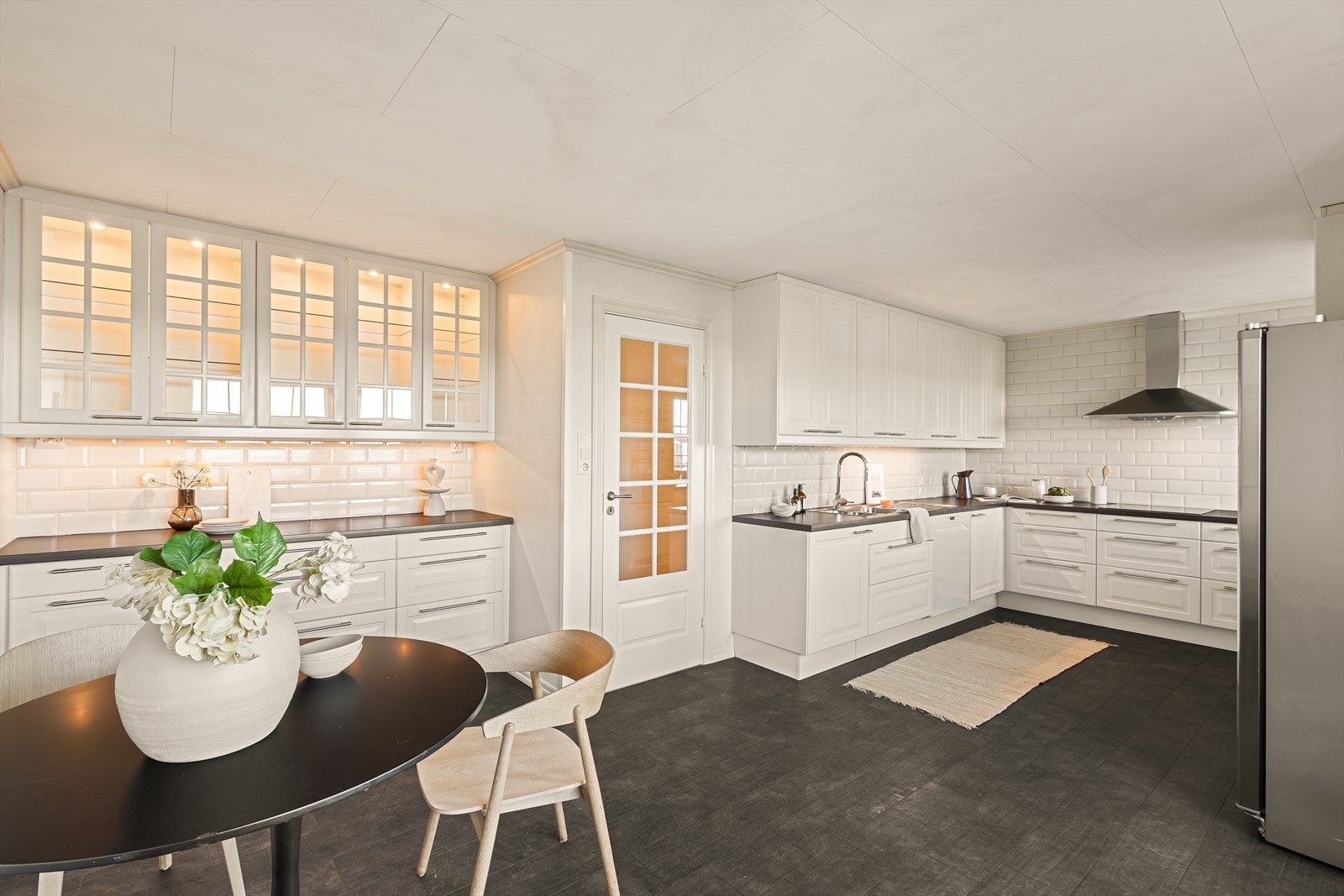 På kjøkkenet har man rikelig med oppbevaring og benkeplass. Galleribilde