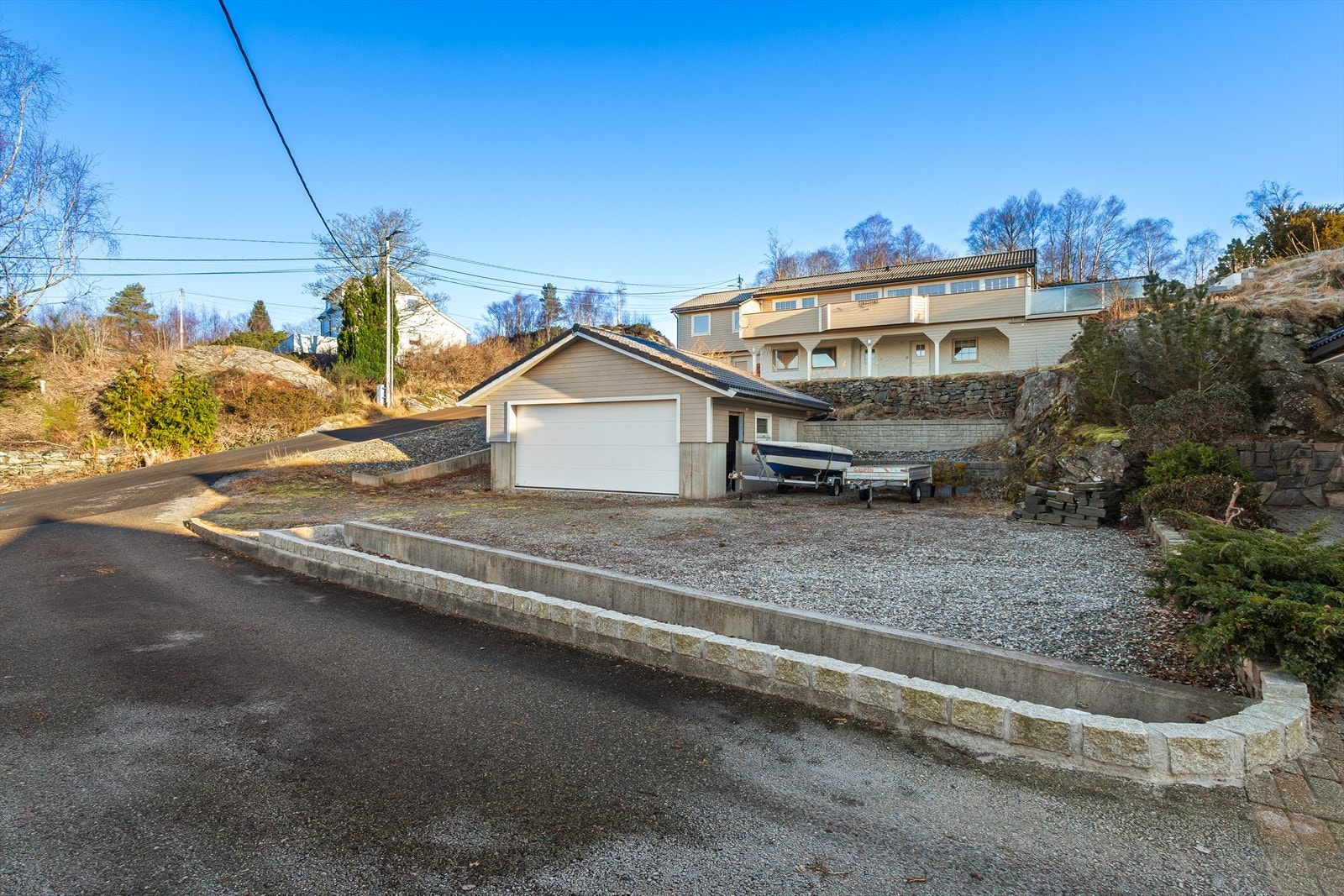 Nyere og stor garasje på nedsiden av boligen med god plass til parkering og oppbevaring. Galleribilde