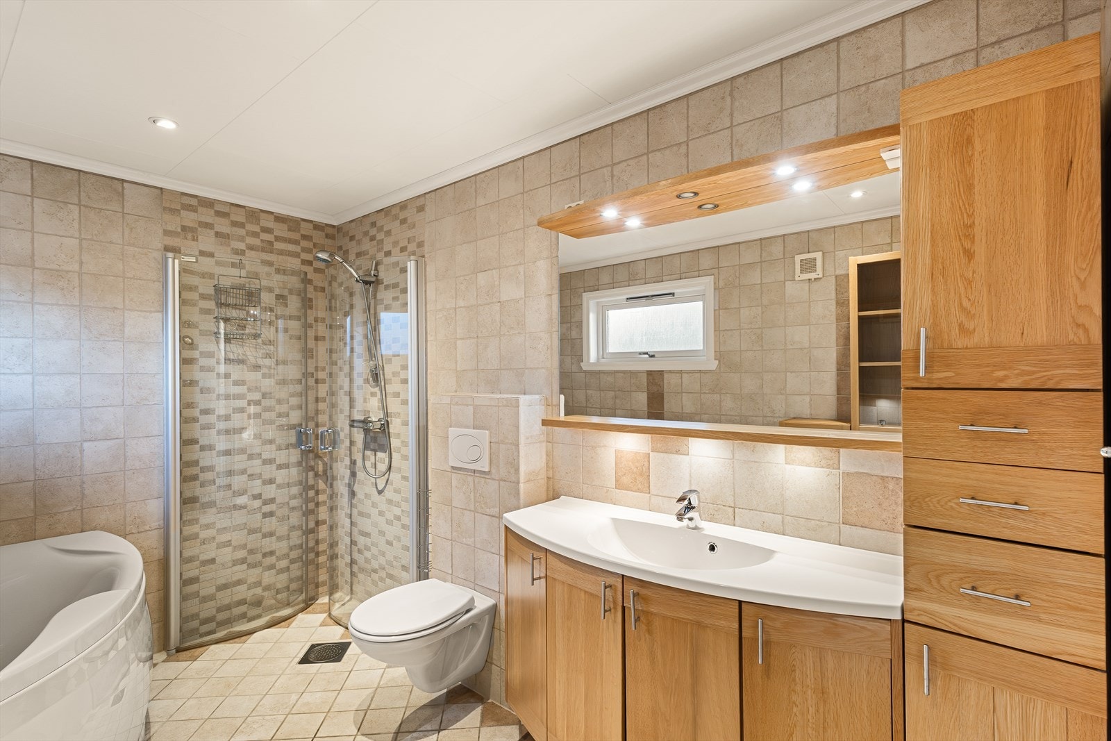 Det er varmekabler i gulv på badet. Galleribilde