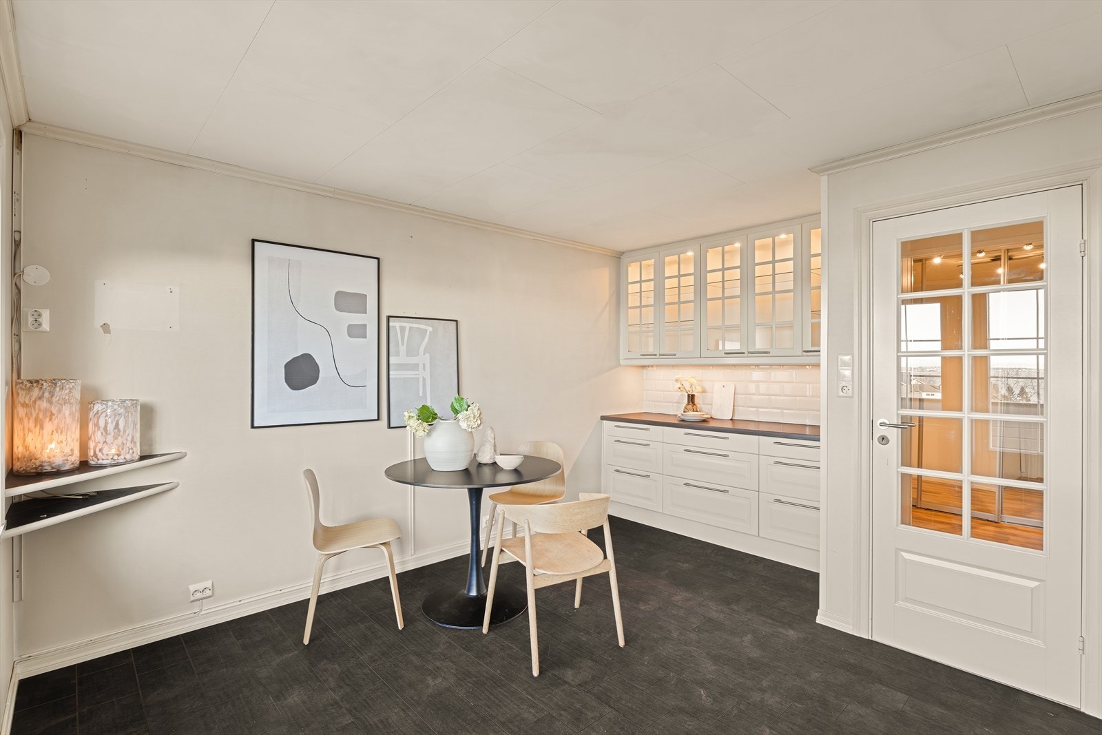 Kjøkkenet er målt til 22,8m² og har god plass til spiesgruppe for hverdagsmaten. Galleribilde