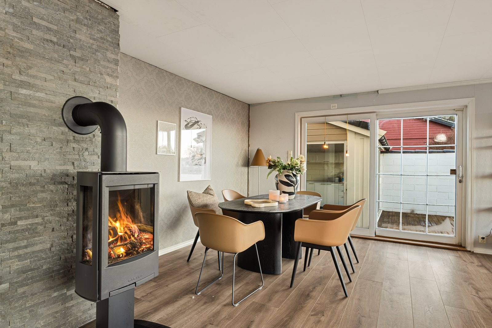 Fra stuen er det videre utgang til terrasse og vinterhage. Galleribilde