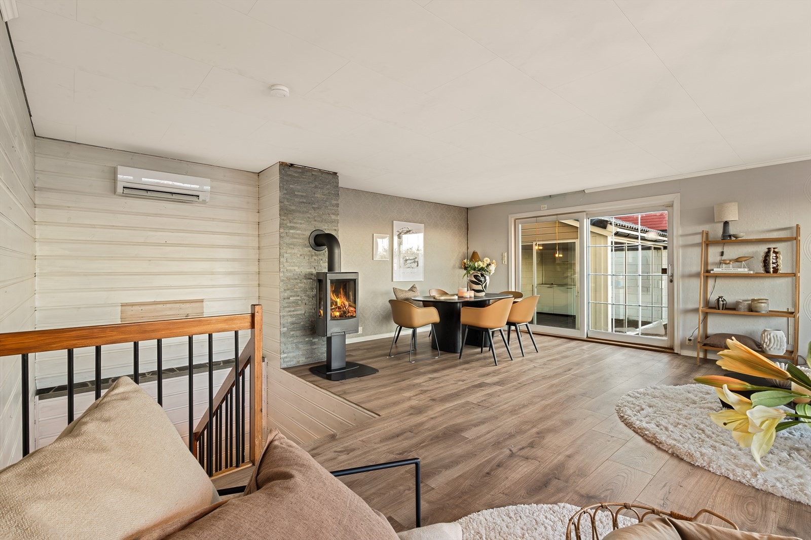 I tillegg til vedovn i stue er det også en varmepumpe. Galleribilde