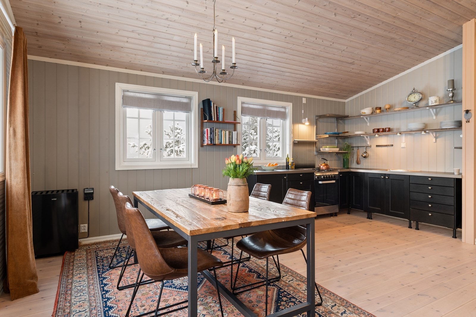 Romslig kjøkken med plass til spisebord. Galleribilde