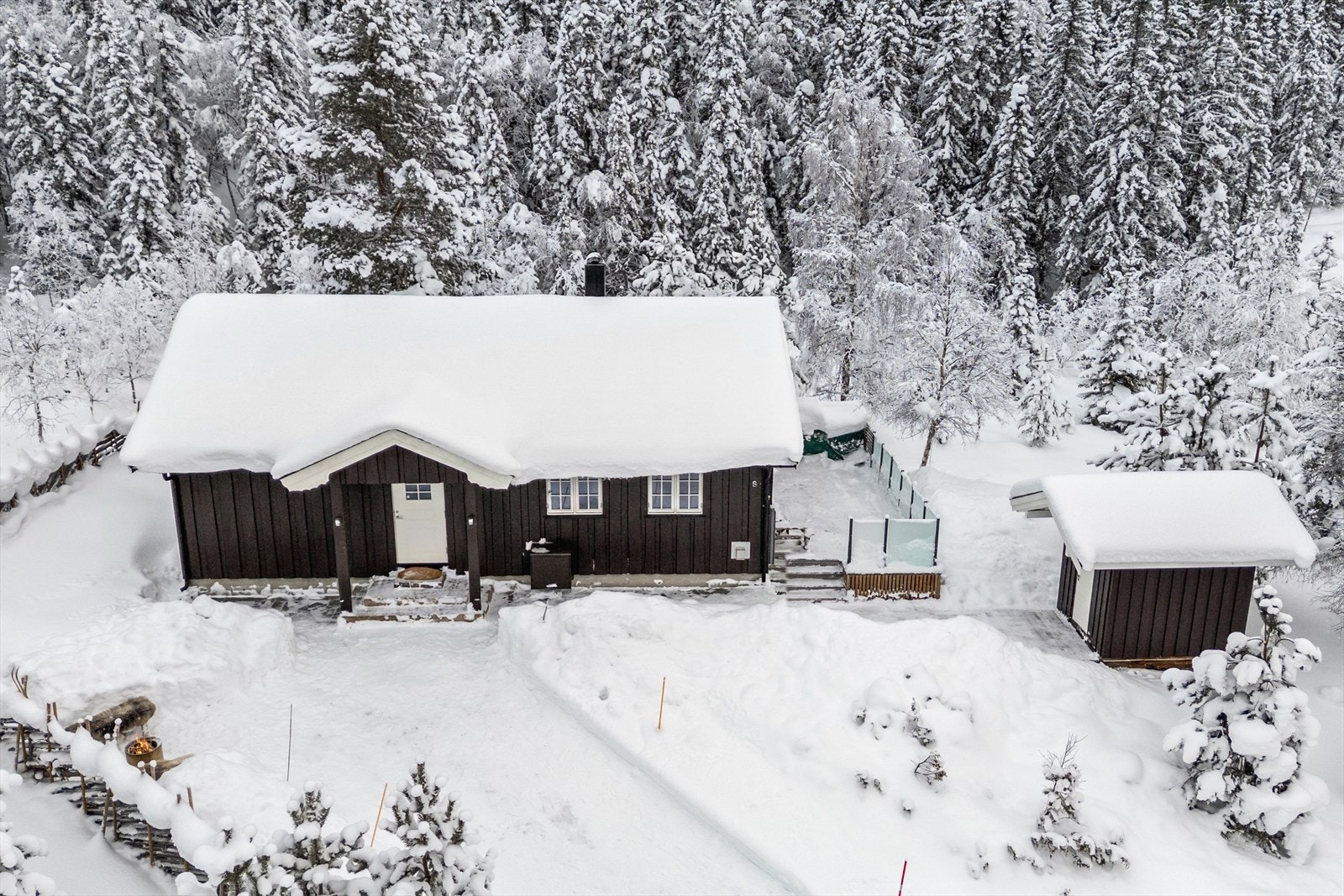 Skigard rundt deler av tomten. Galleribilde