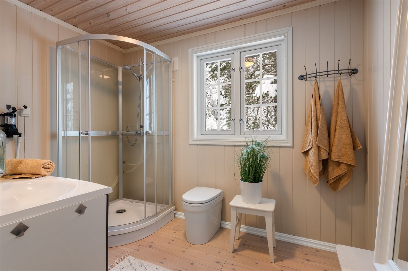 Dusjkabinett på badet. Galleribilde