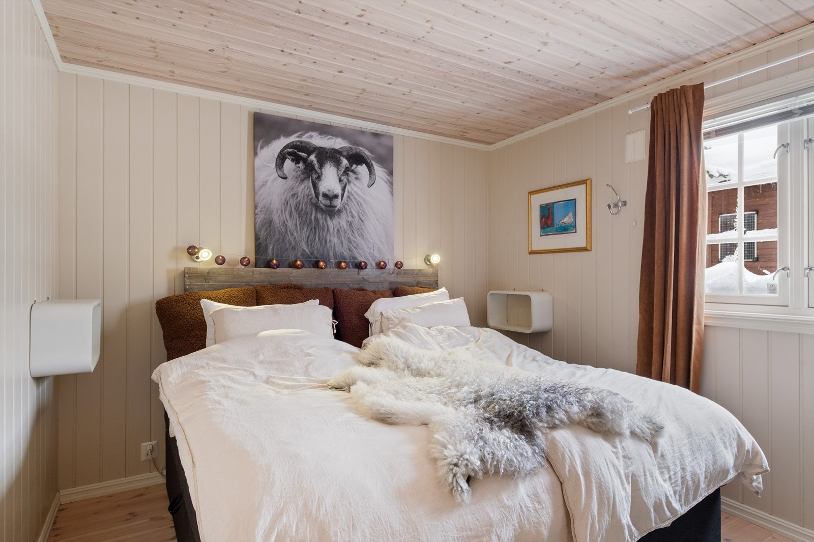 Soverom med lysmalte flater. Galleribilde