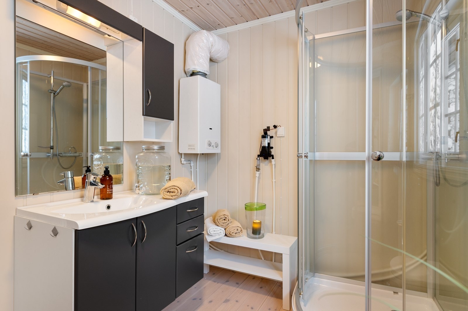 Bad med mørk innredning. Galleribilde