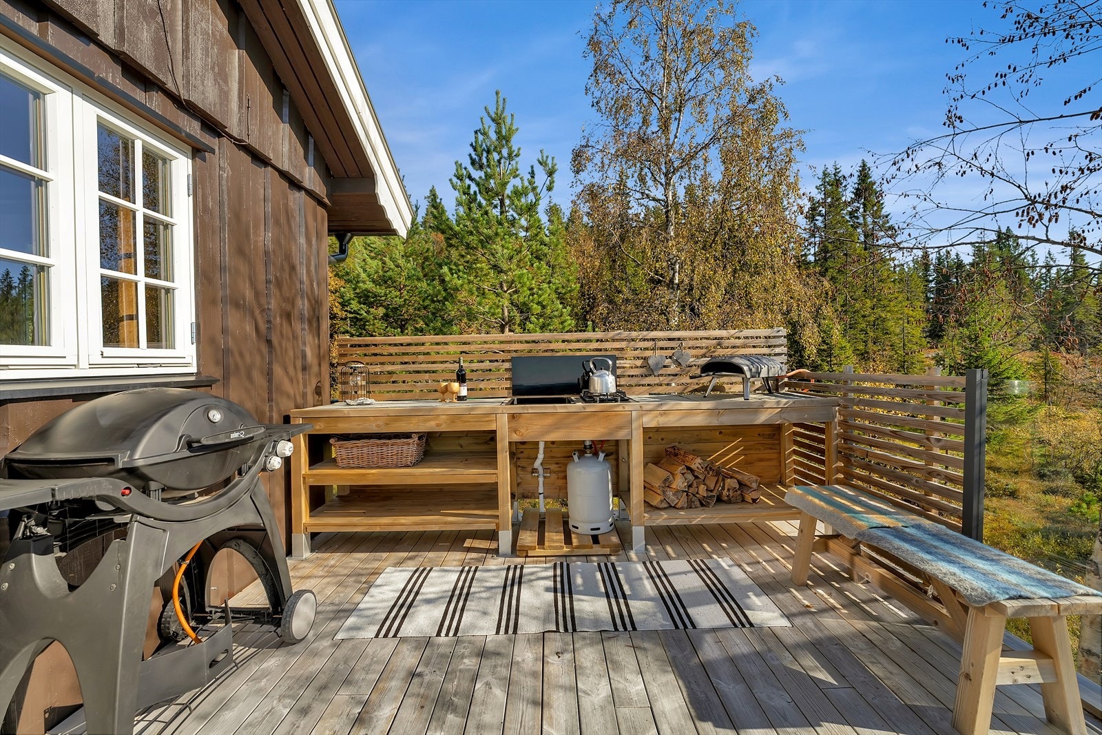 Flott utekjøkken på verandaen. Privat bilde. Galleribilde