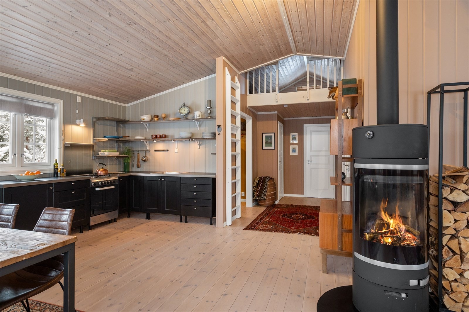 Åpen løsning skaper en luftig og god romfølelse. Galleribilde