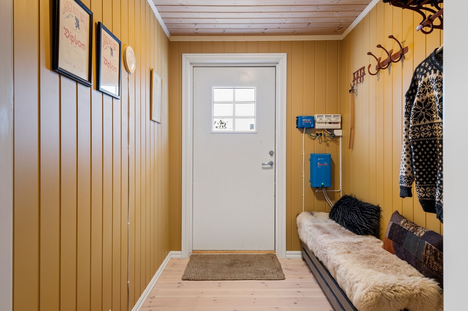 Oppheng for jakker i gangen. Galleribilde