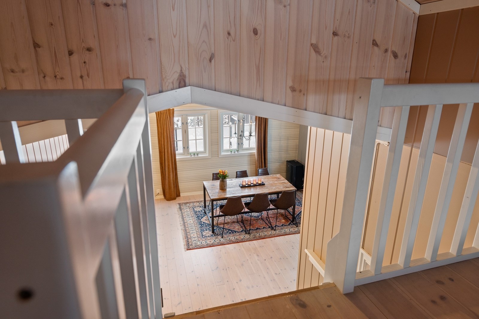 Åpent fra hems og ned mot stue. Galleribilde