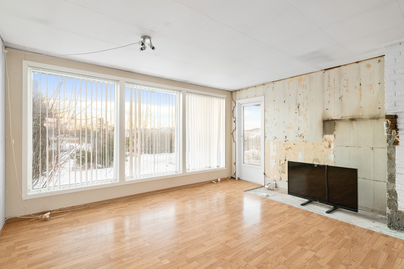 Fin utsikt mot sørøst fra stuen. Utgang til markterrasse og hage. Galleribilde