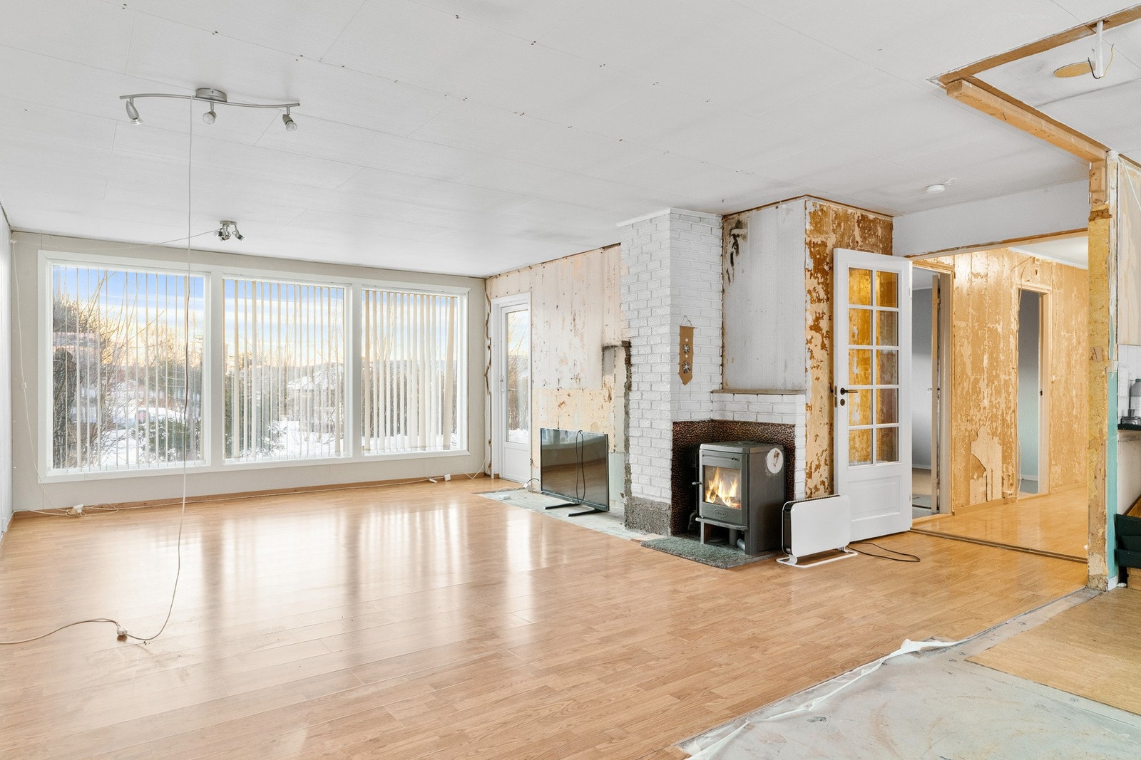 Lys og luftig stue (51 kvm.) med gjennomlys og store vindusflater. Galleribilde