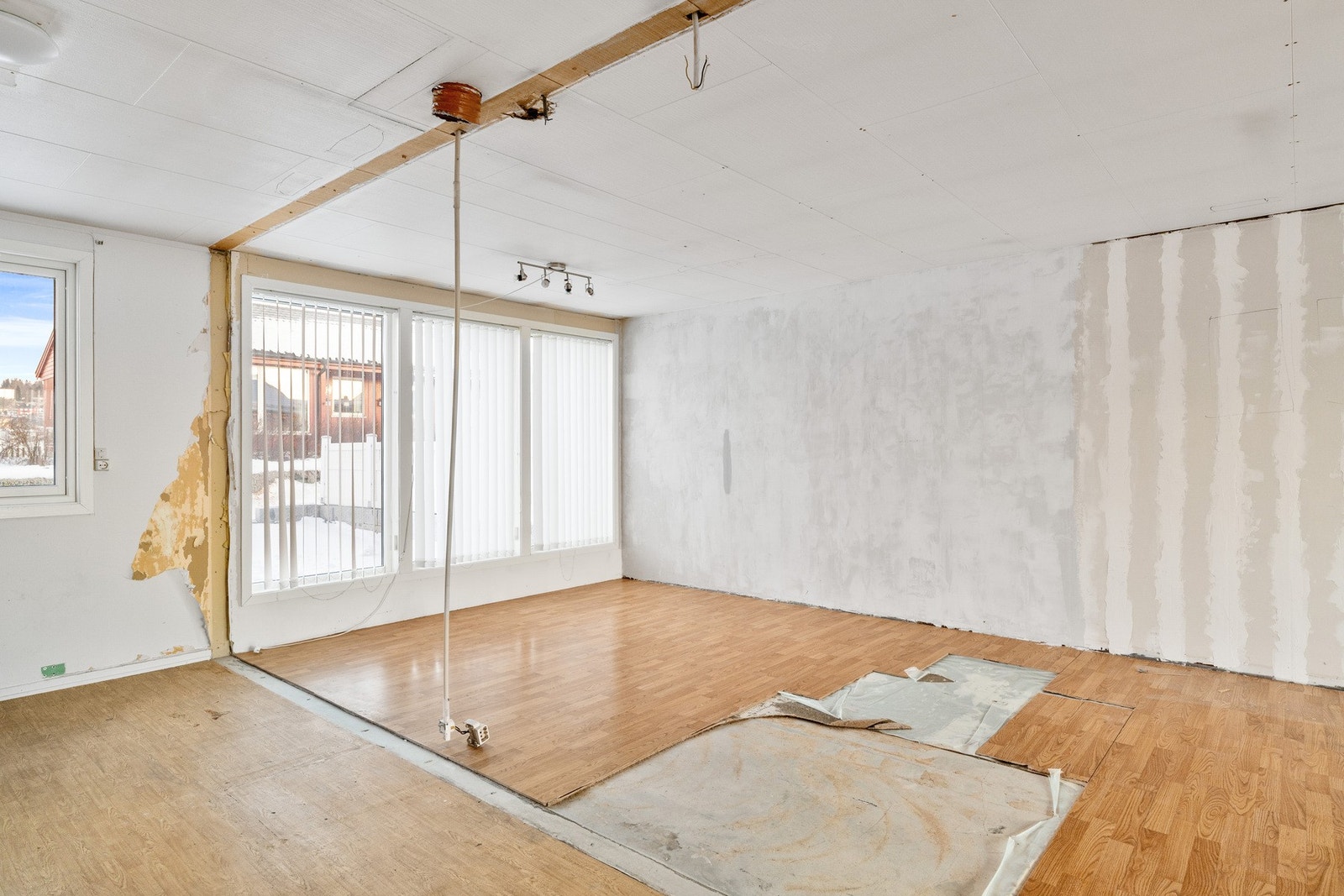 Romslig Kjøkken/spisestue med store vinduer som er skiftet av borettslaget. Galleribilde