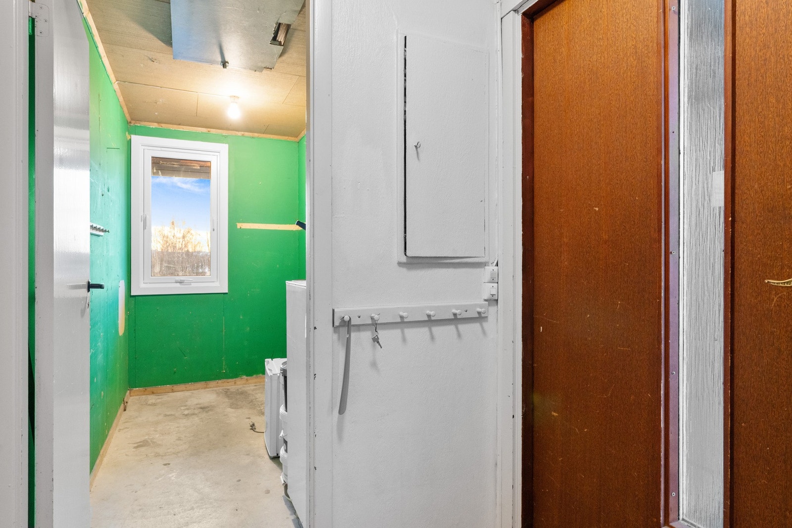 Praktisk innvendig bod, med tilgang til loft - som også har godt med oppbevaringsplass. Galleribilde