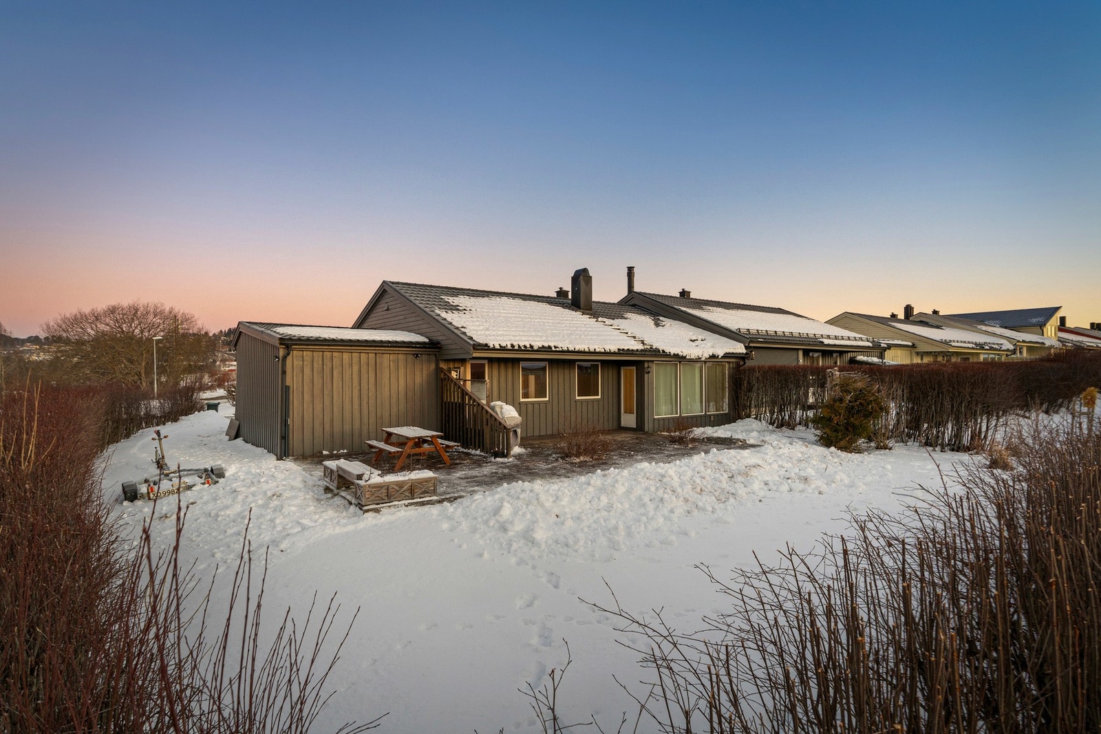 Velkommen til Solvangen 115! En kjedet familiebolig med populær og barnevennlig beliggenhet på Hallset. Galleribilde