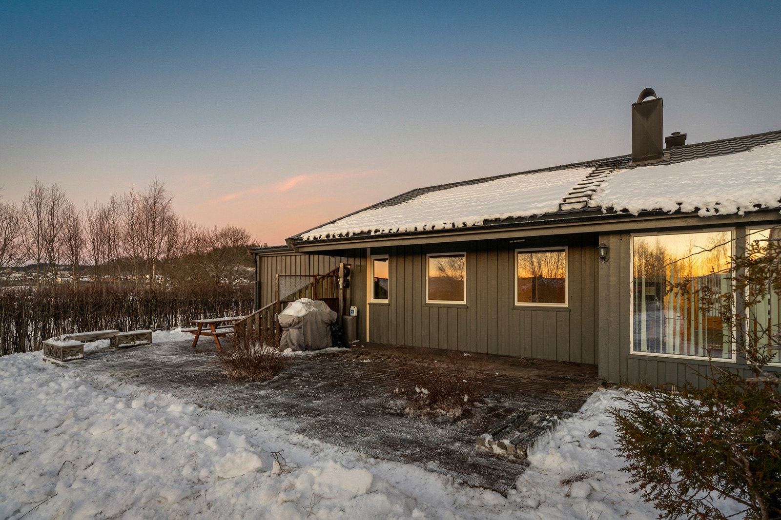 Skjermet hage med stor markterrasse. Galleribilde