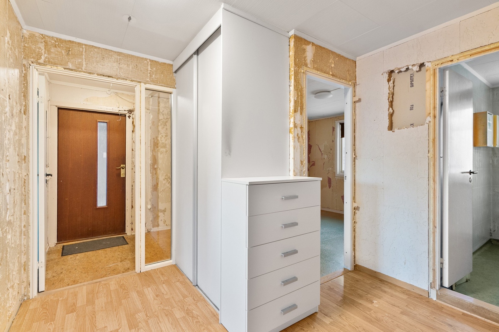 Romslig entré og gang med oppbevaringsmuligheter. Galleribilde