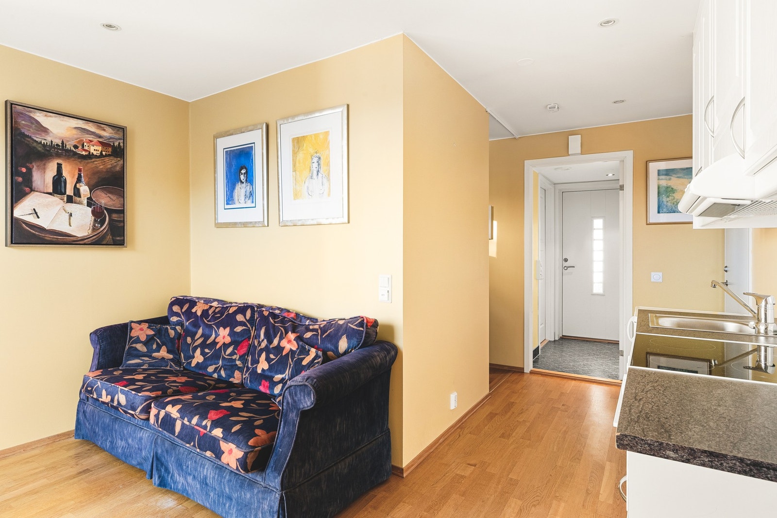 Hybeldelen har en åpen løsning mellom stue og kjøkken. Galleribilde