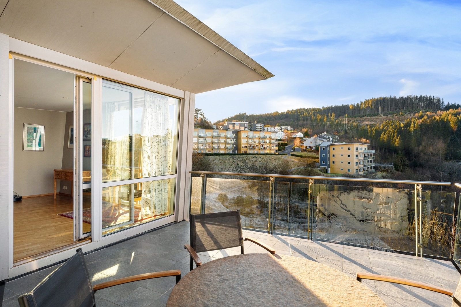 Fra stuen har du direkte utgang til en solrik balkong på 14 kvm. Galleribilde