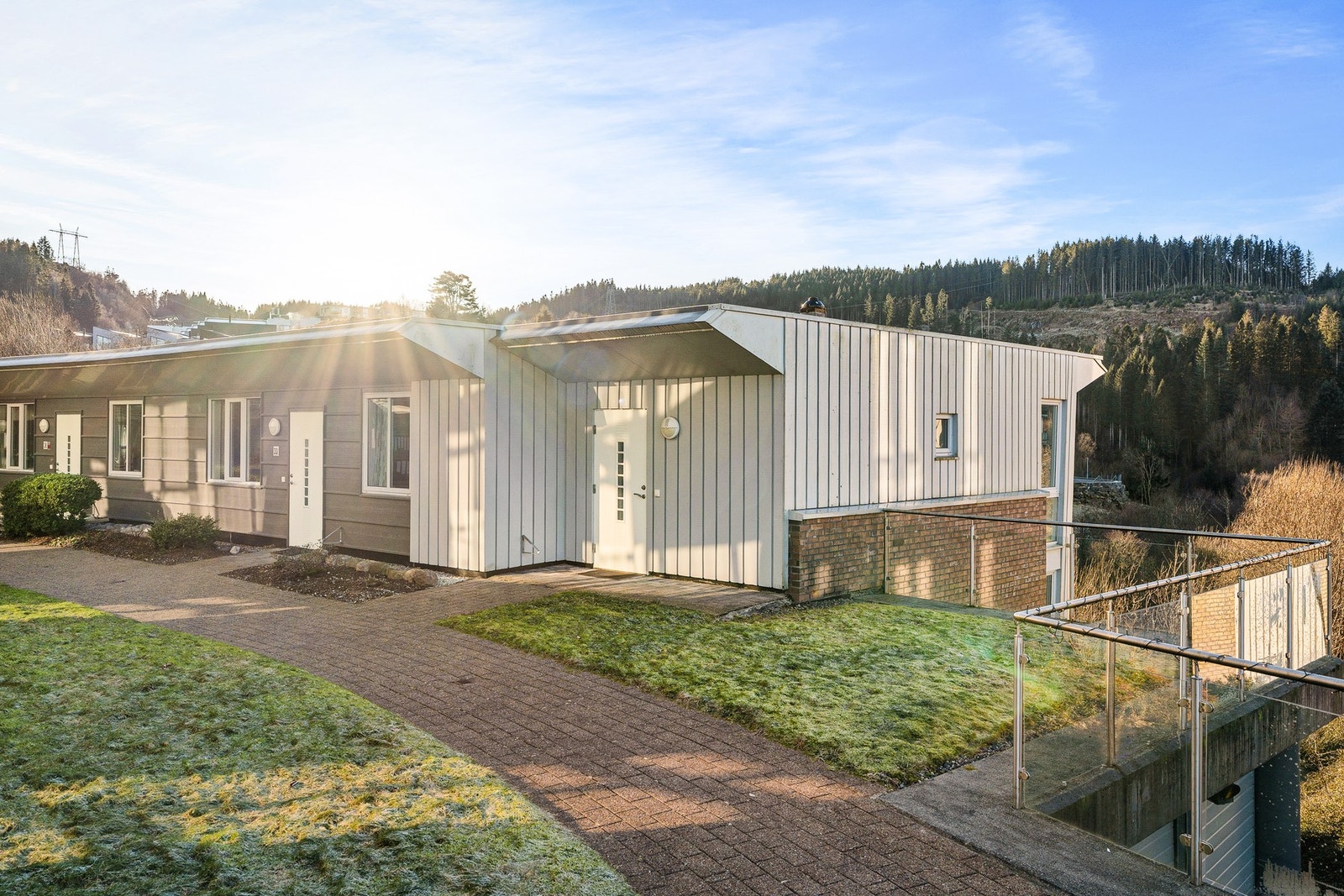 De to første inngangsdørene på bildet tilhører leiligheten. Galleribilde