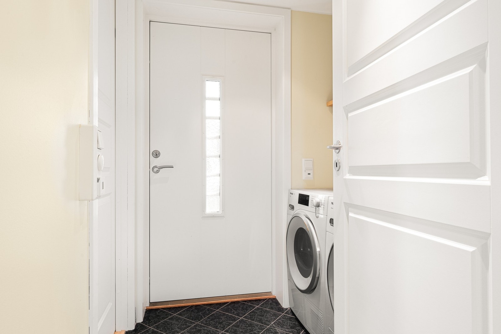 Hybeldelen har et eget inngangsparti med opplegg for vaskemaskin og varmekabler i gulv. Galleribilde