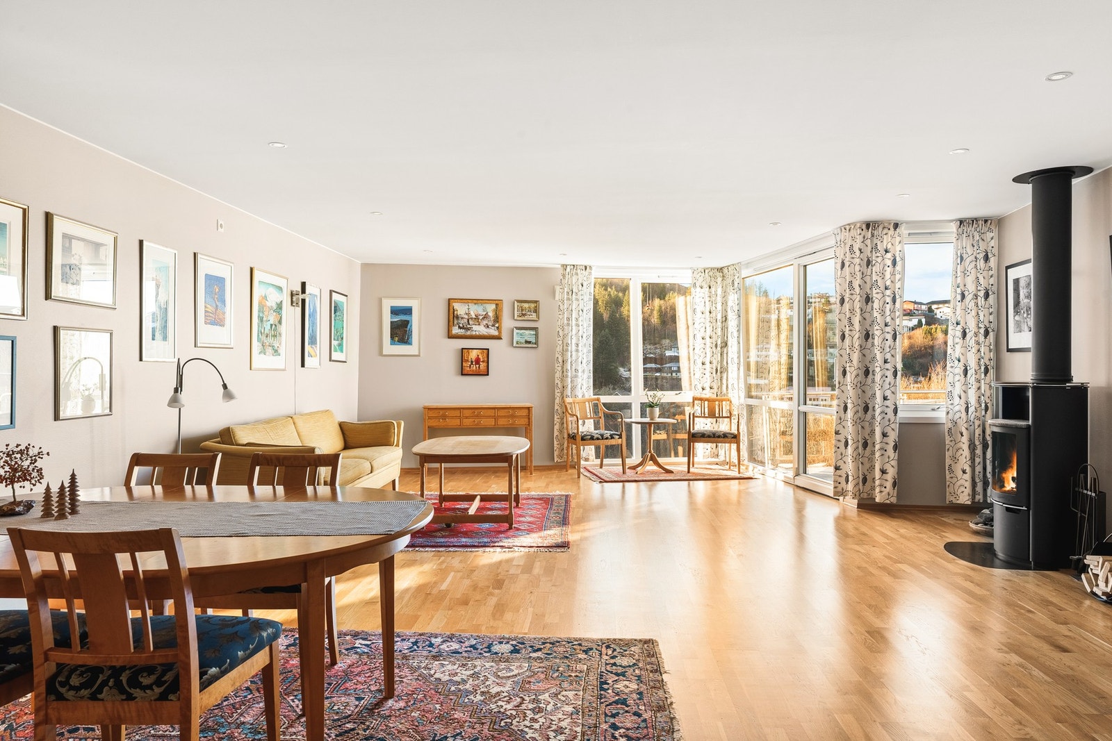 Stuen har store vindusflater som slipper inn mye naturlig lys og skaper en luftig atmosfære i rommet. Galleribilde