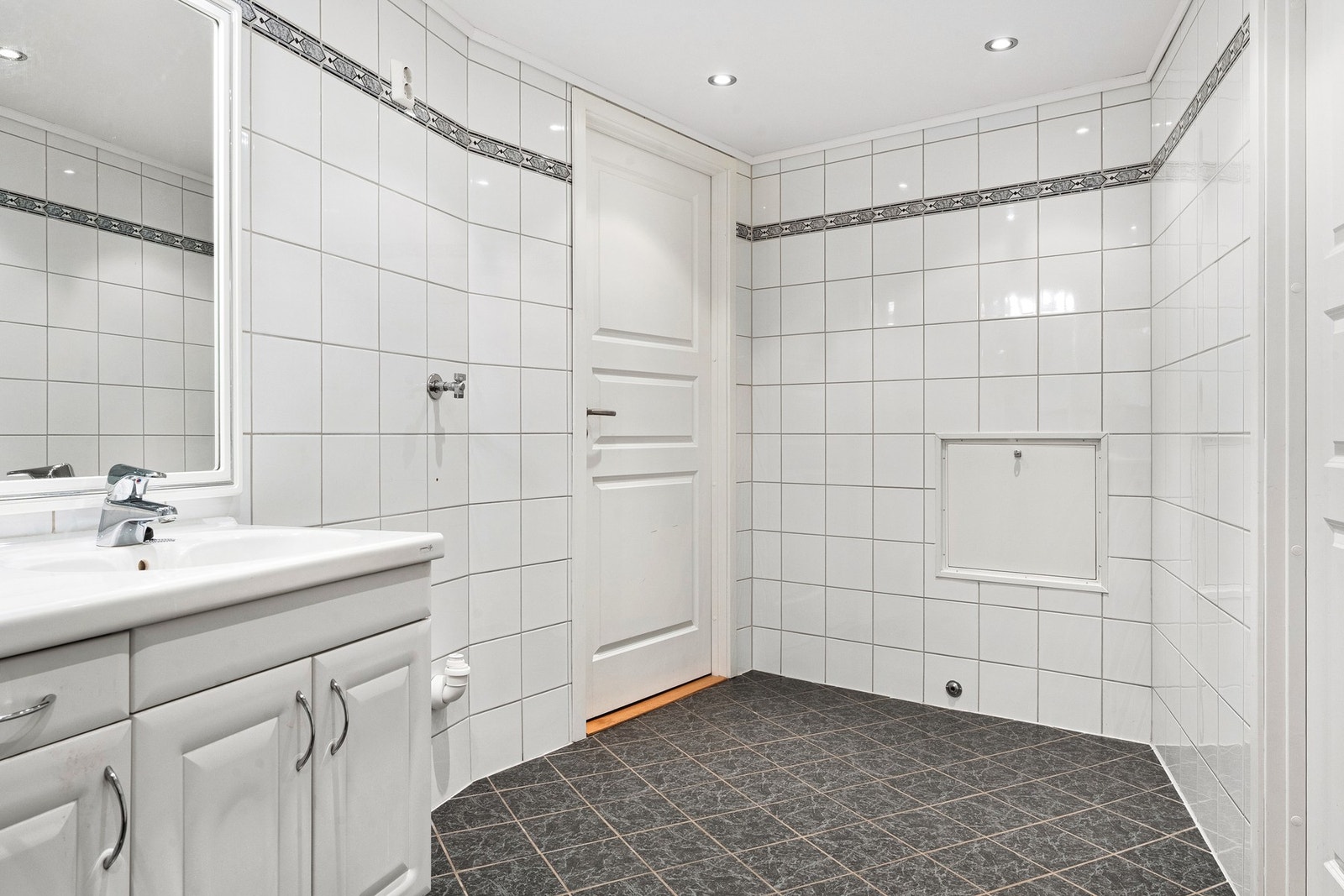 Badet har innfelte downlights og varmekabler i gulv. Badet har to utganger, til soverom og entré. Galleribilde