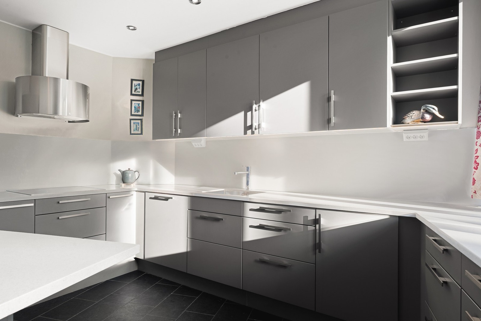 Kjøkkenet er utstyrt med hvitevarer fra Miele. Galleribilde