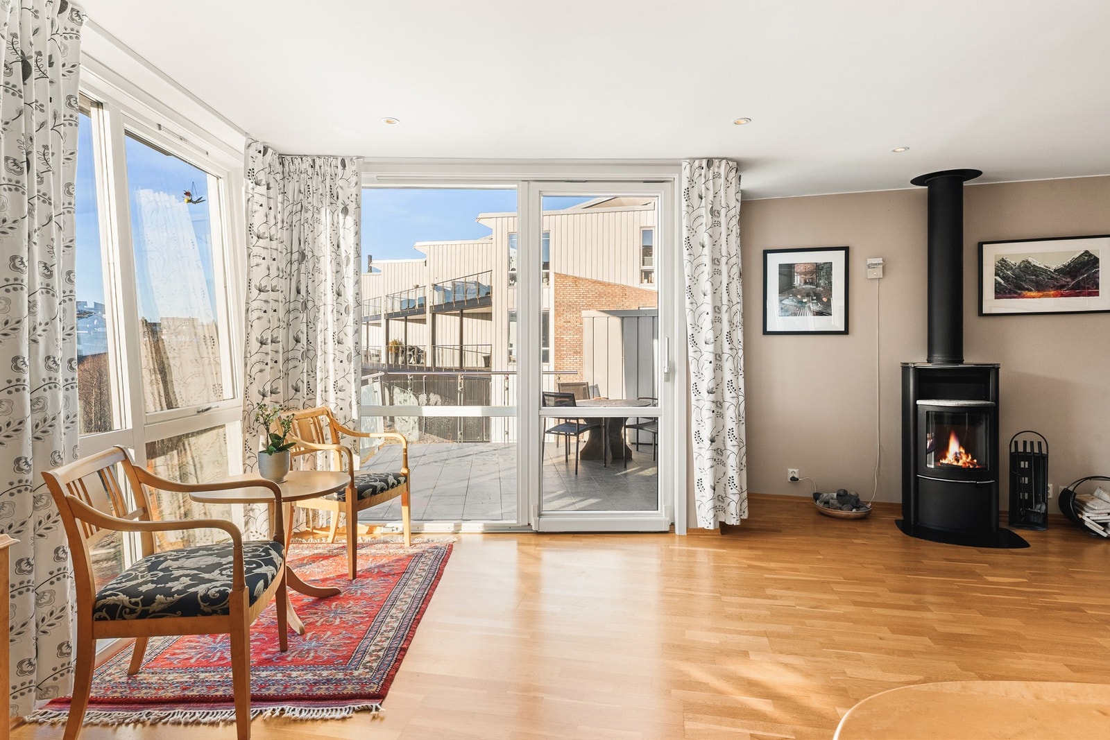 For en ekstra komfort på kalde dager, varmes stuen godt opp av peisovnen. Galleribilde