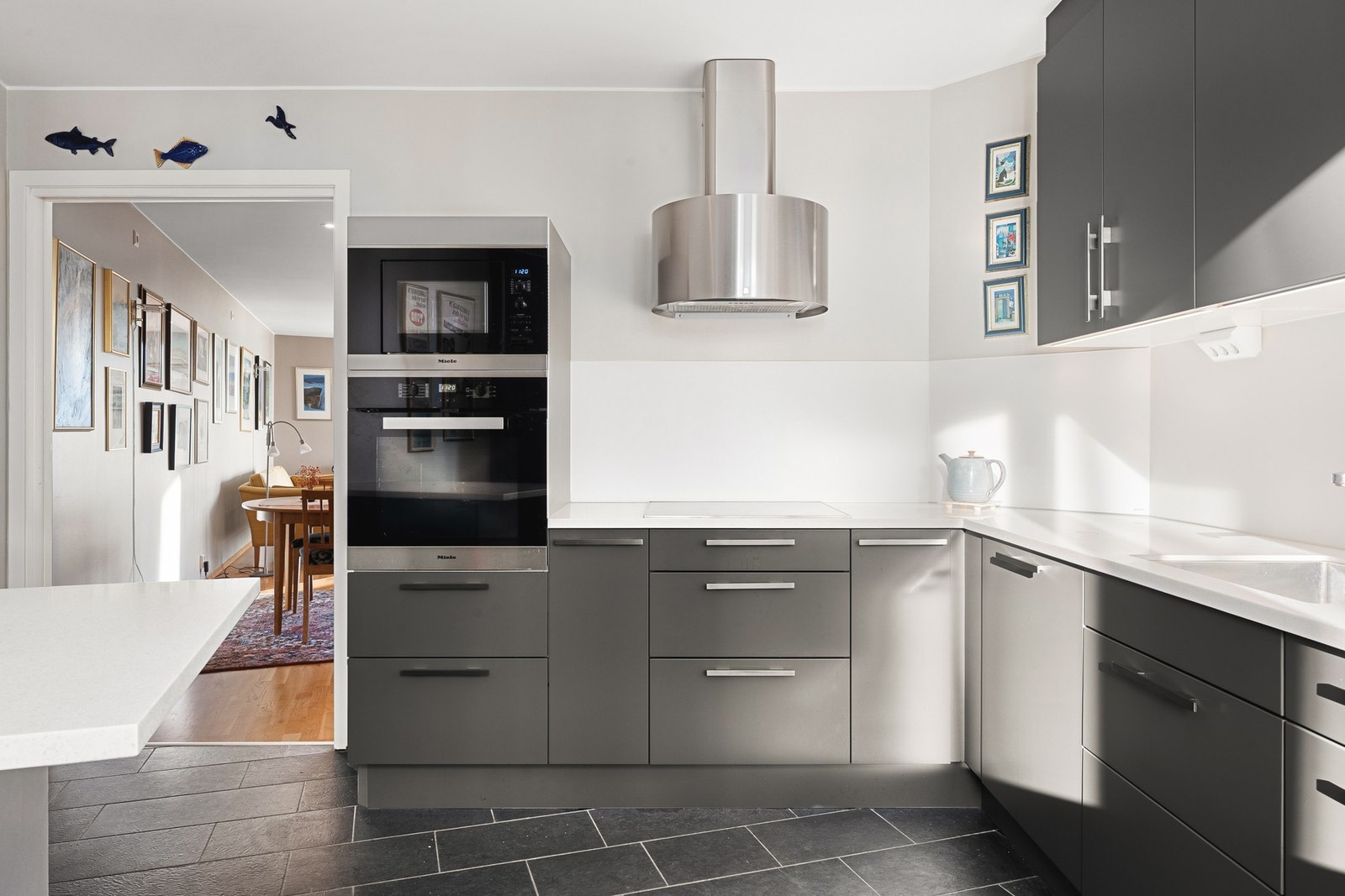 Kjøkkenet har godt med skap- og benkeplass. Dette gjør det enkelt for flere å lage mat samtidig. Galleribilde