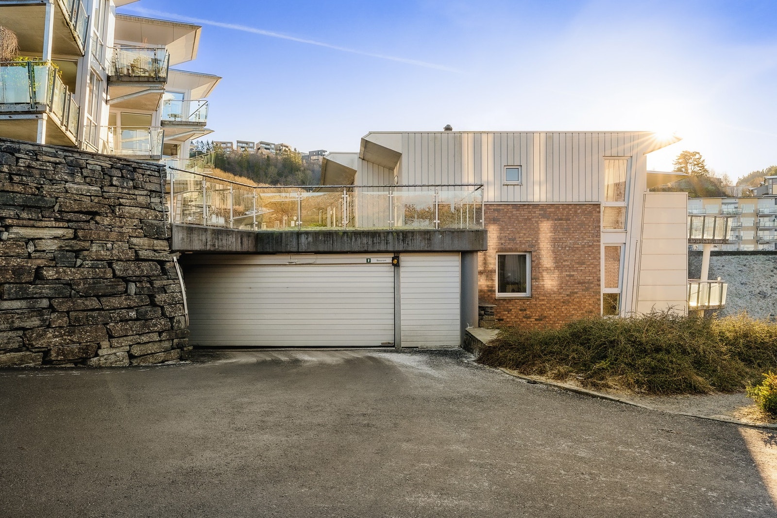 Fast parkeringsplass med elbil lader i felles garasjeanlegg. Galleribilde