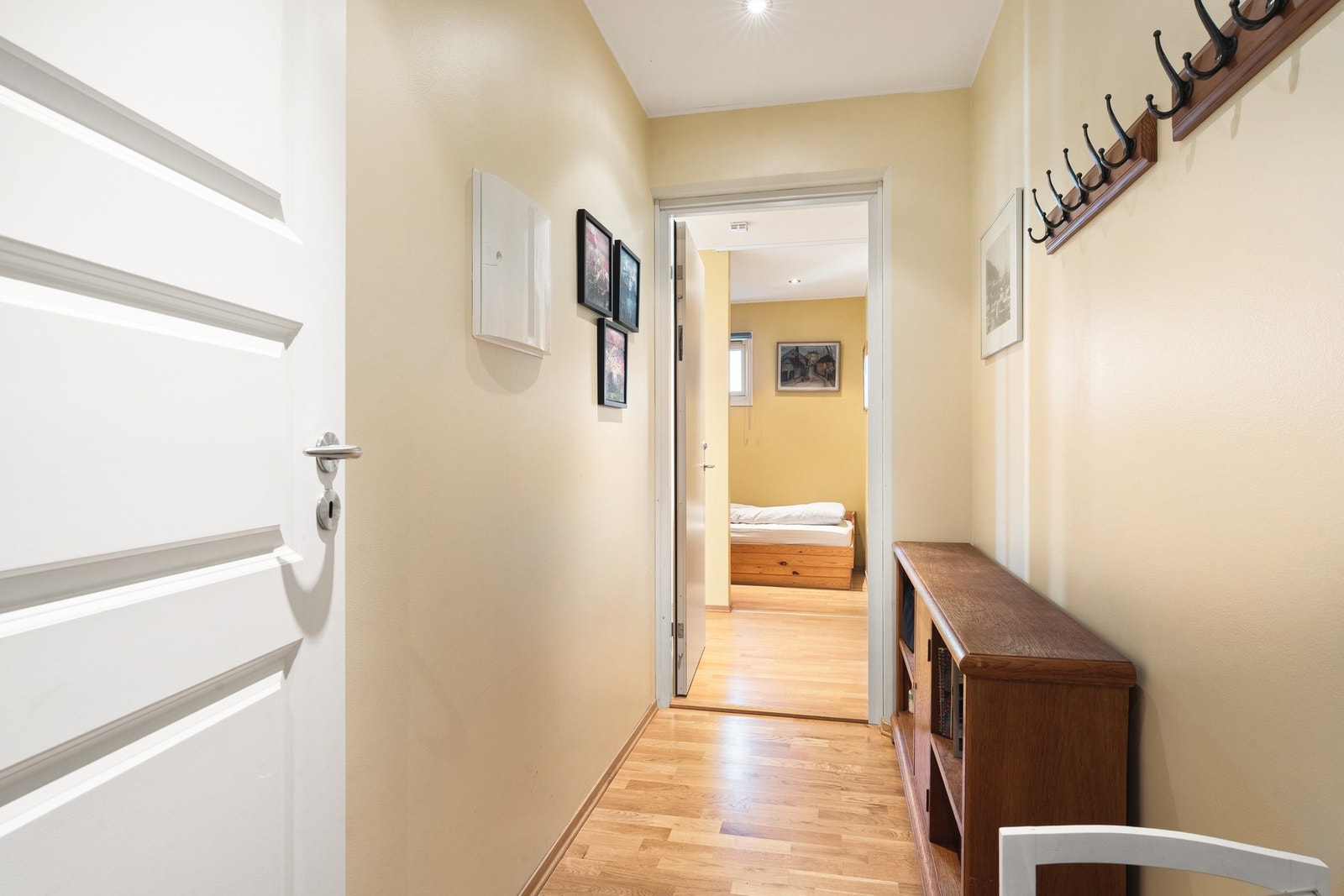 Leiligheten har en egen hybeldel som er tilknyttet hovedleiligheten via gang. Hybelen har også egen inngangsdør. Galleribilde