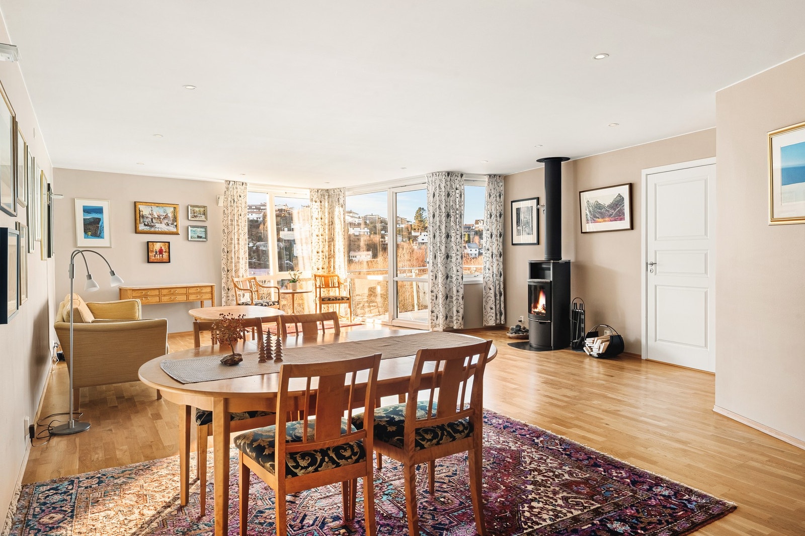 Fra entréen ledes du videre inn til boligens naturlige samlingspunkt. Galleribilde