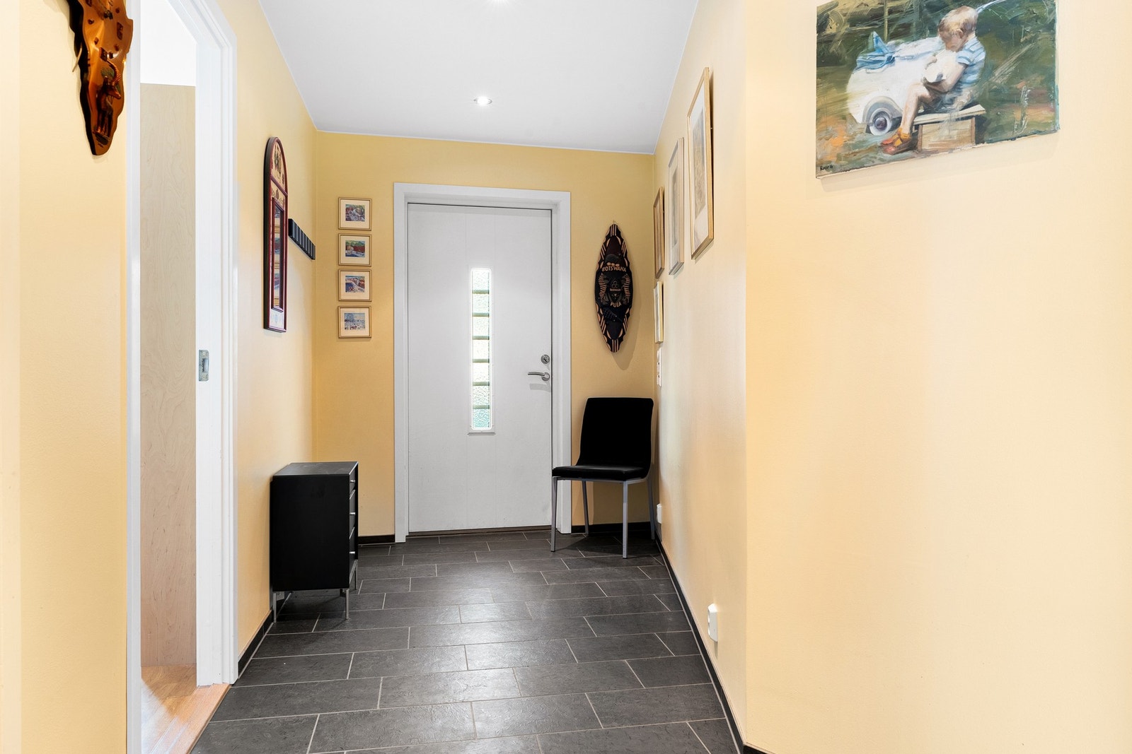 Du ønskes velkommen inn av en romslig og innbydende entré med plass til oppbevaring av sko og yttertøy. Galleribilde