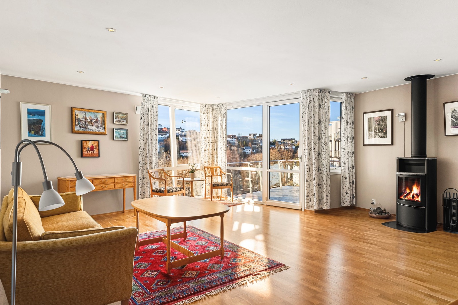 EIE eiendomsmegling ved Simon Aasen presenterer Apeltunlien 30! (Foto: Alexander Vie) Galleribilde