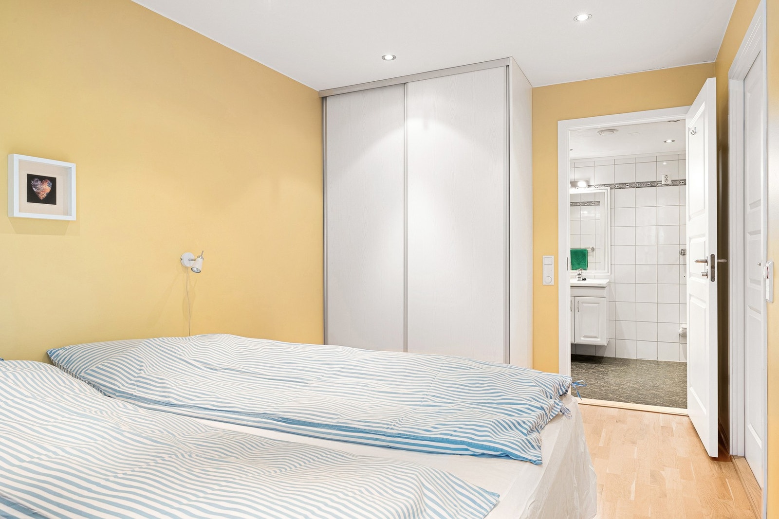 Fra rommet har du direkte inngang til et romslig bad. Galleribilde