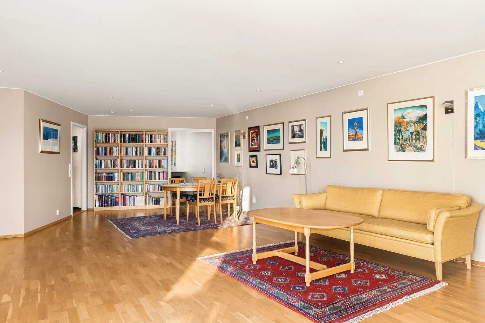 Stuen på 46 kvm kan enkelt deles inn i flere soner. Her er det rom for både sofagruppe, TV-løsning, spisegruppe og annet ønsket møblement. Galleribilde