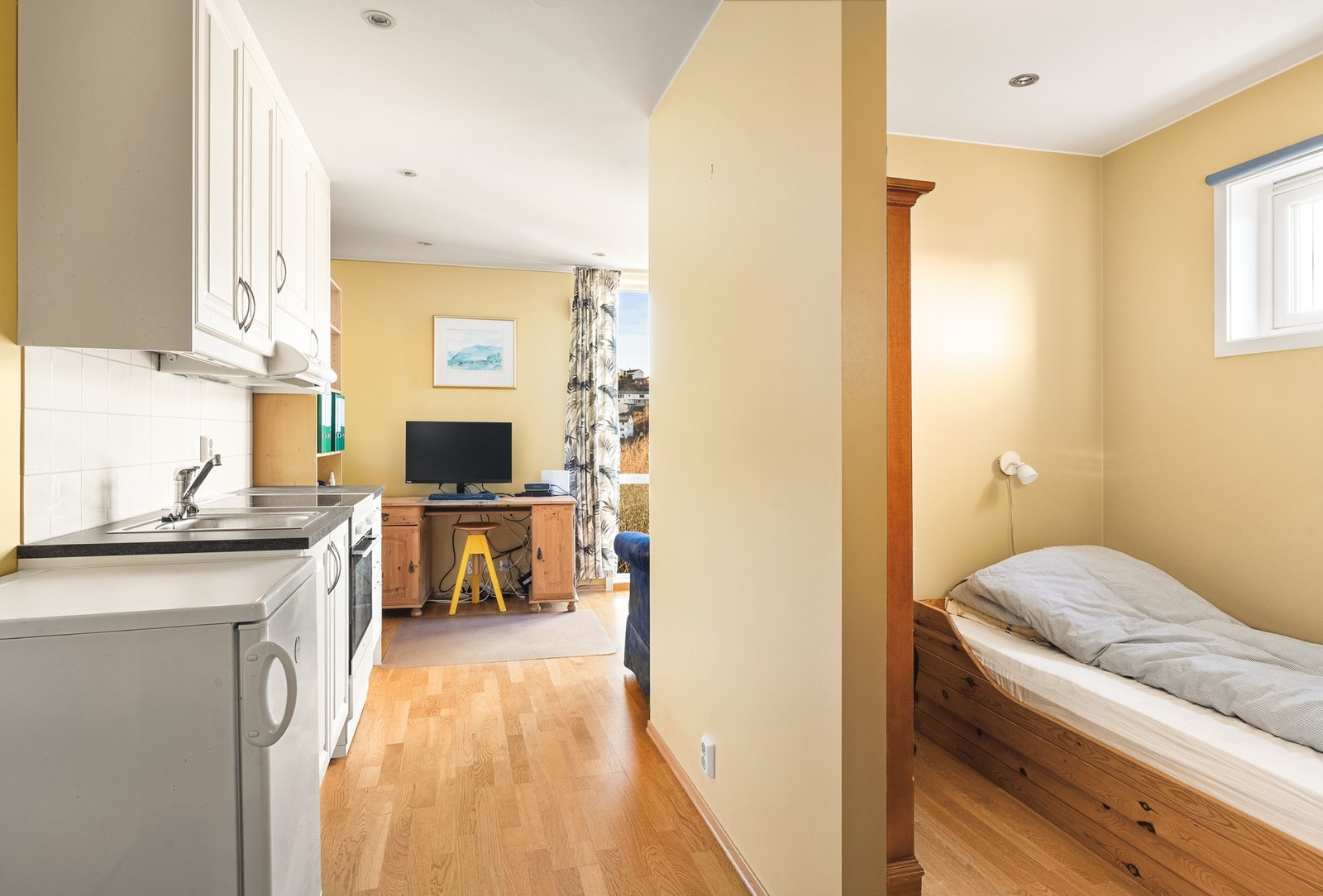 Kjøkkeninnredningen har profilerte fronter og laminat benkeplate. Det er opplegg og plass for komfyr og kjøleskap. Galleribilde